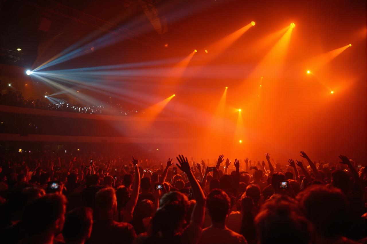 午夜视频在线影迷见面会圆满举行，万名粉丝热情参与